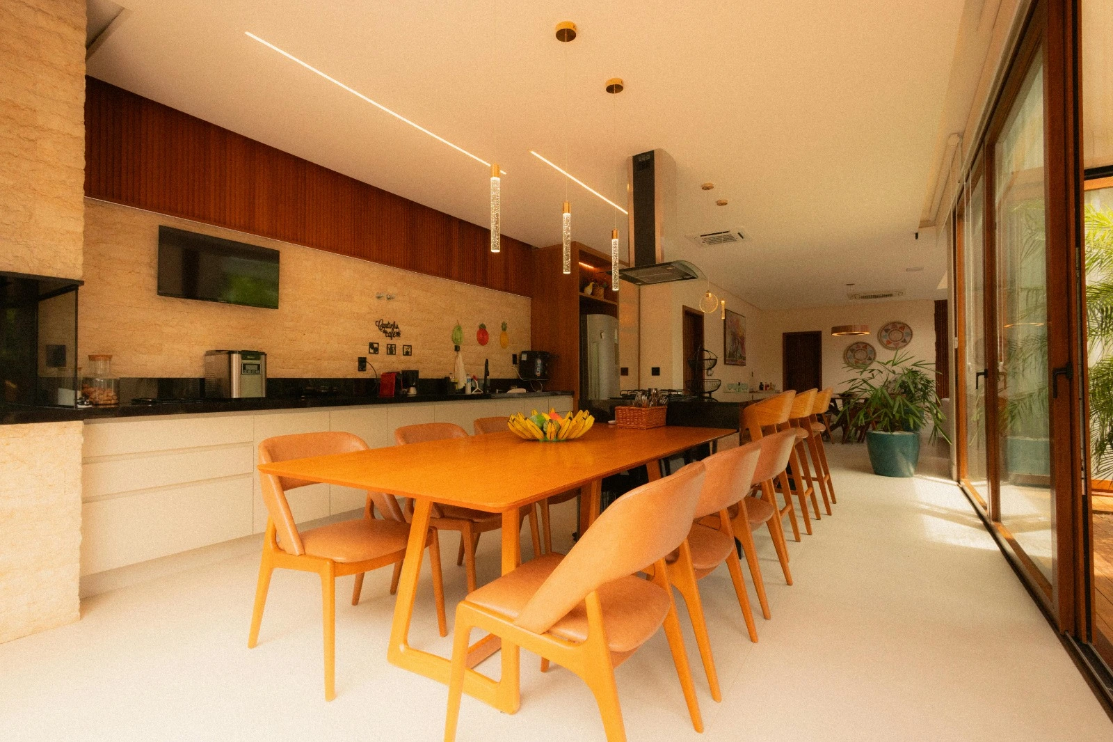 Interior moderno com cozinha e sala de jantar